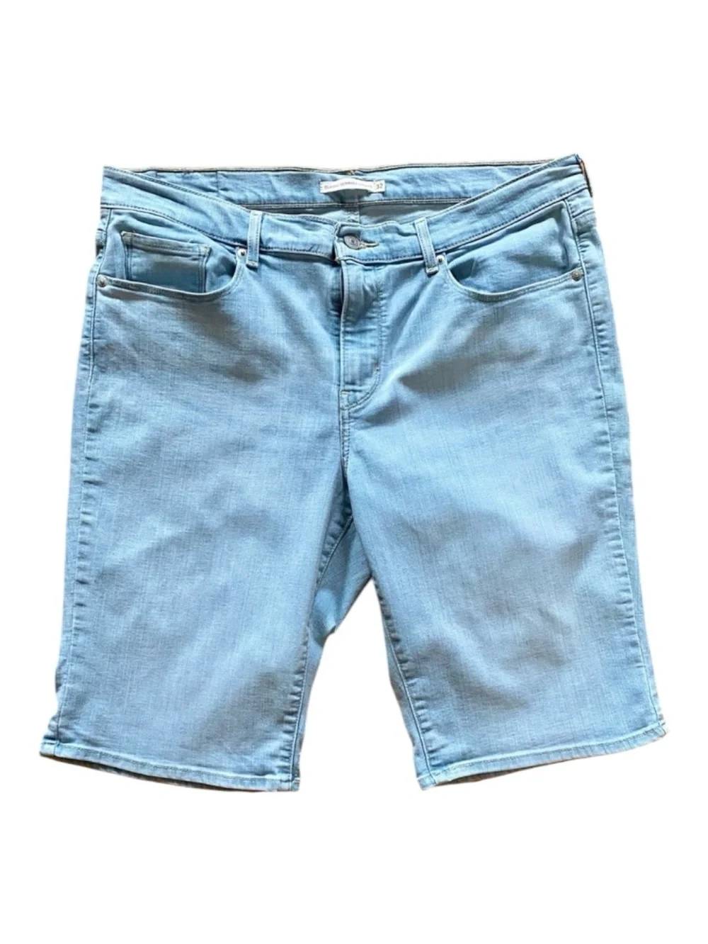 Levi’s Classic Denim Bermuda Shorts in a Light Wash | 32